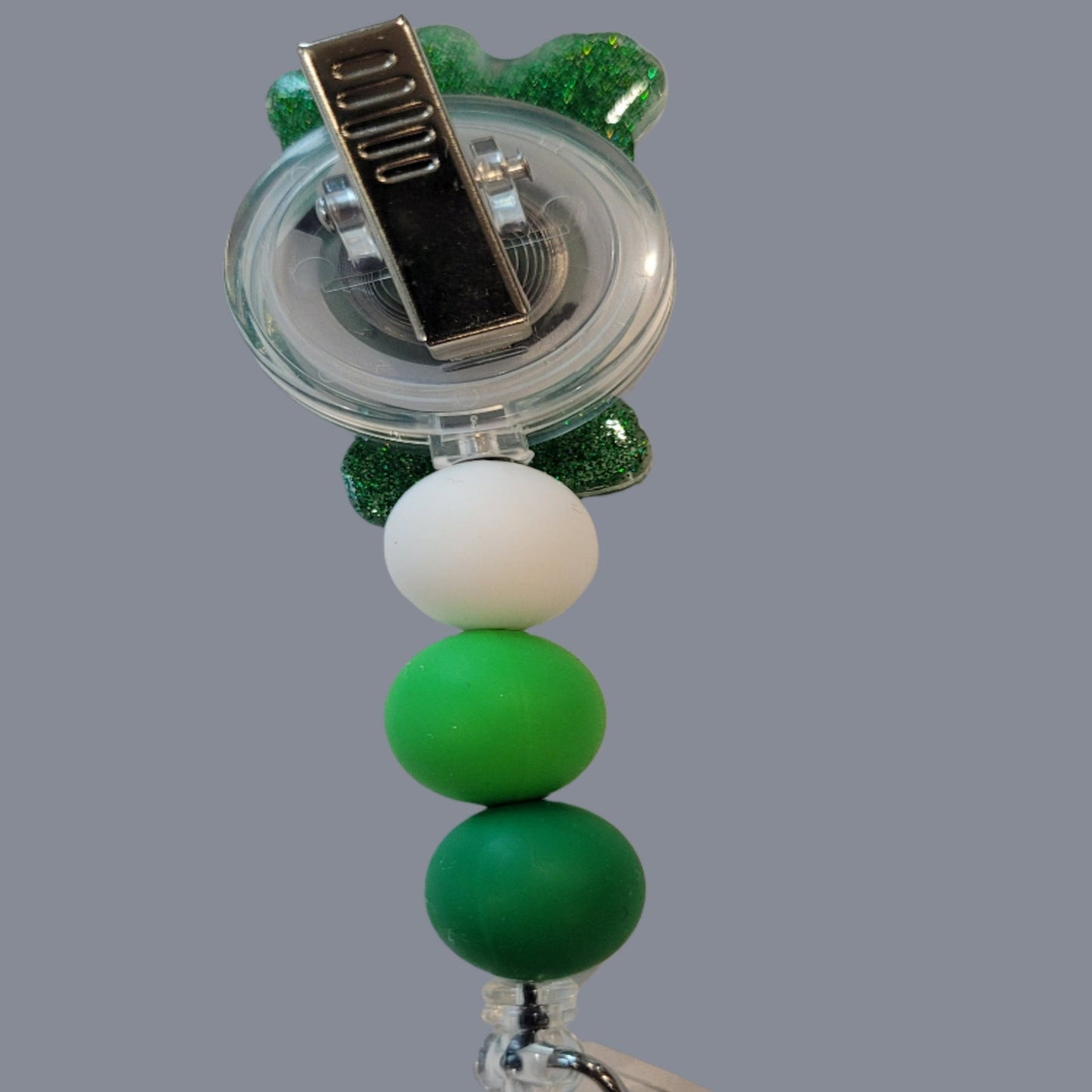 Looking for a charming badge reel? Well, look no further because we've got our Good Luck Bear here! With a glittery green back and 3 matching silicone beads, it's perfect for all the bear lovers out there. This is 1 of 5 variations.