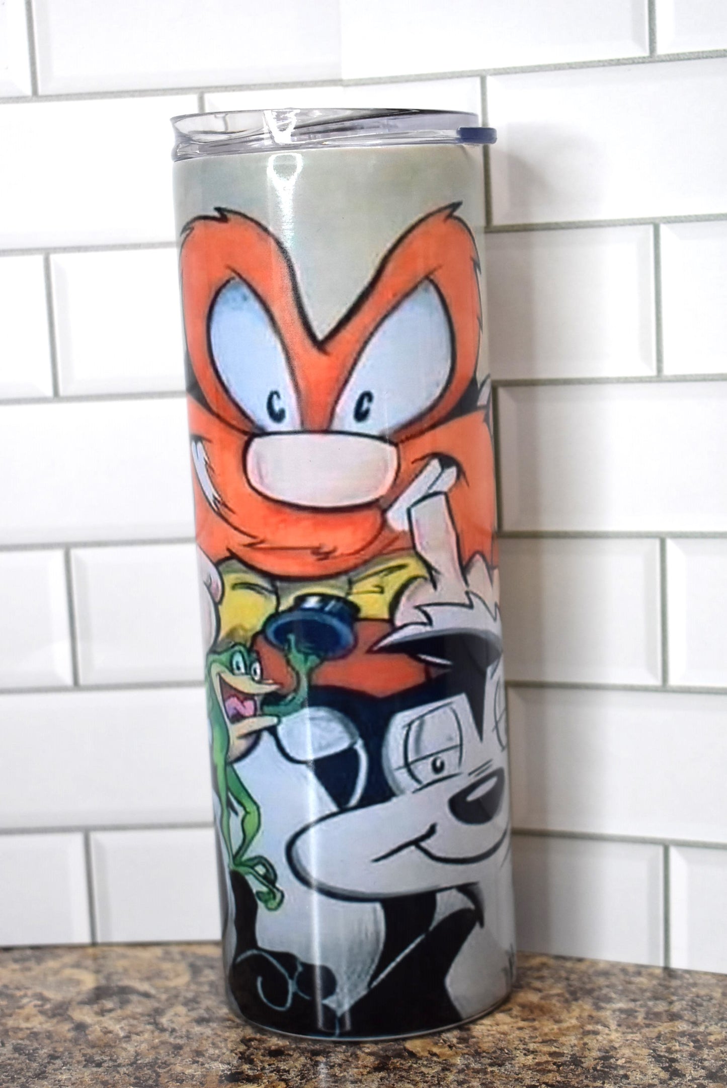 This 20oz Stainless Steel tumbler features an unfiltered adult finger salute from your childhood Looney Tunes favorites including Elmer Fudd and Yosemite Sam. It is made of a stainless steel double-wall and is vacuum insulated, with a clear sliding classic lid and a clear straw, and is BPA free.