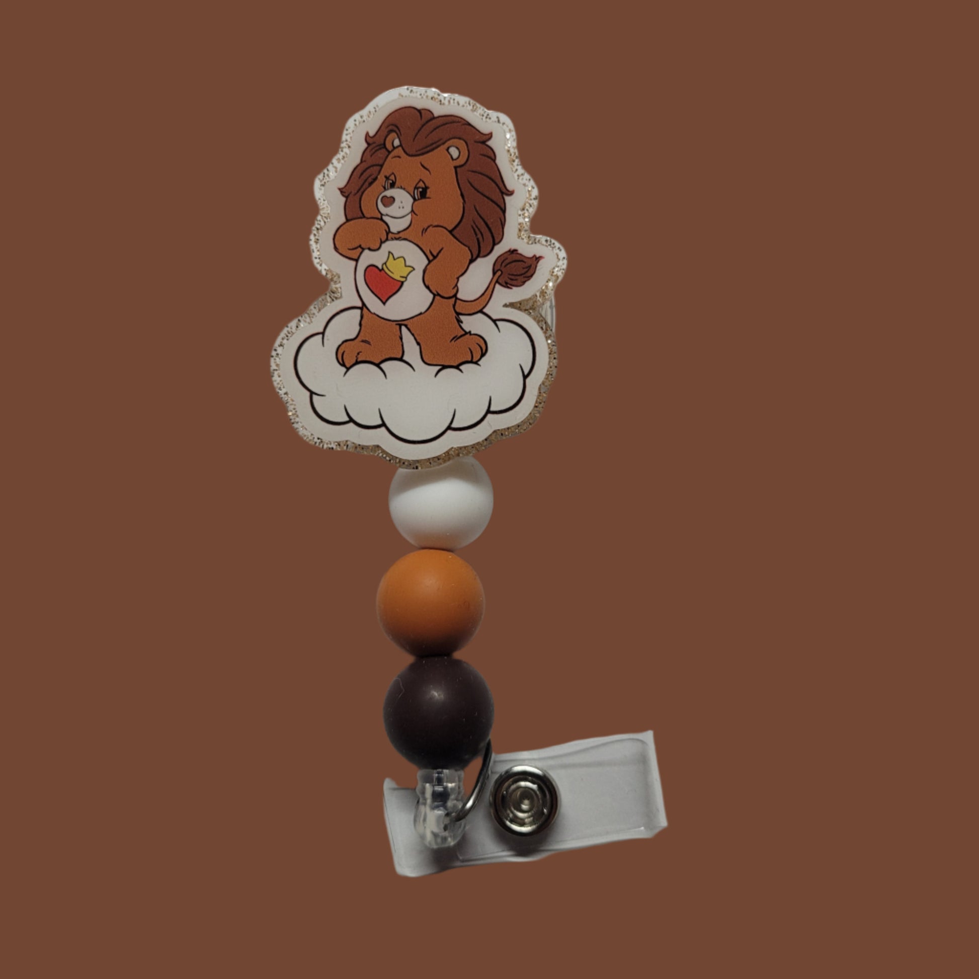 Looking for a charming badge reel? Well, look no further because we've got our Lion Heart Bear here! With a glittery clear back and 3 matching silicone beads, it's perfect for all the bear lovers out there.