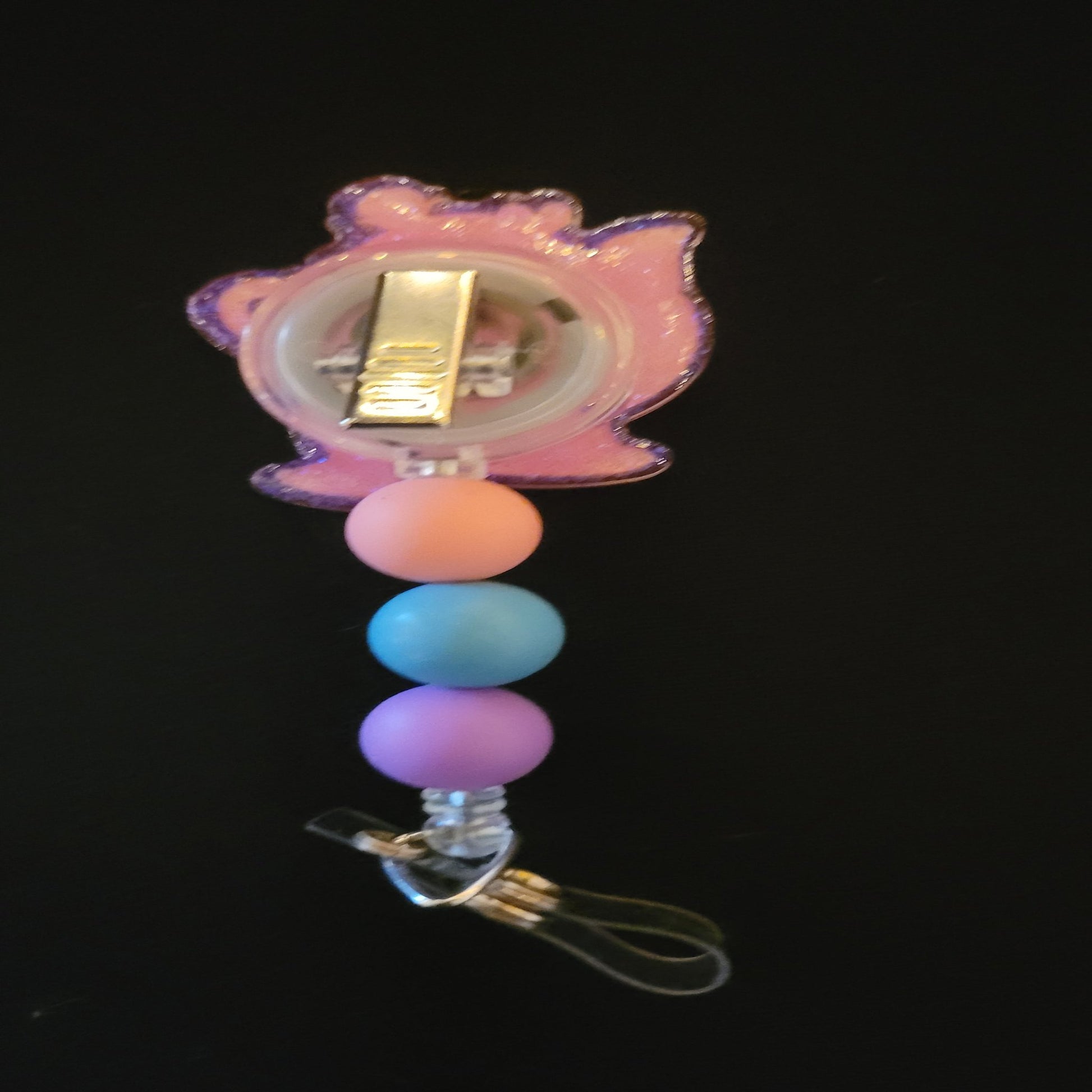 Mrs Teapot is here to heat things up. This badge reel has a shiny glitter base and is finished with 3 color coordinated beads.