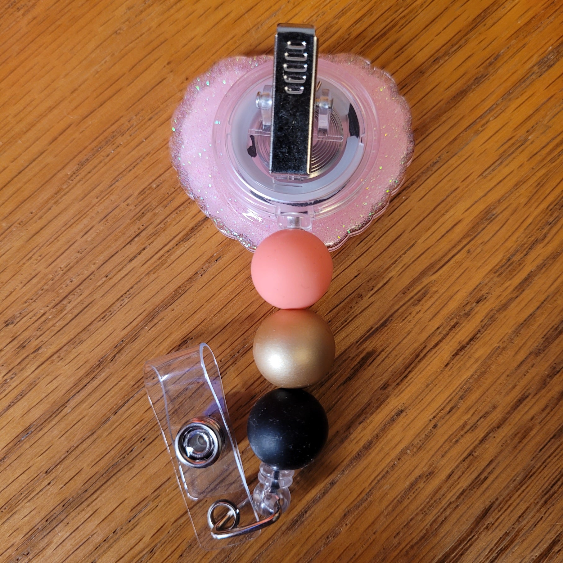 Another new one to our Animal Series... Bee Heart. This badge reel features a heart shaped base with a honey bee centered in a border full of daisies. A dazzling pink glitter backing and 3 color-coordinated silicone beads add the perfect finishing touch to this badge reel.