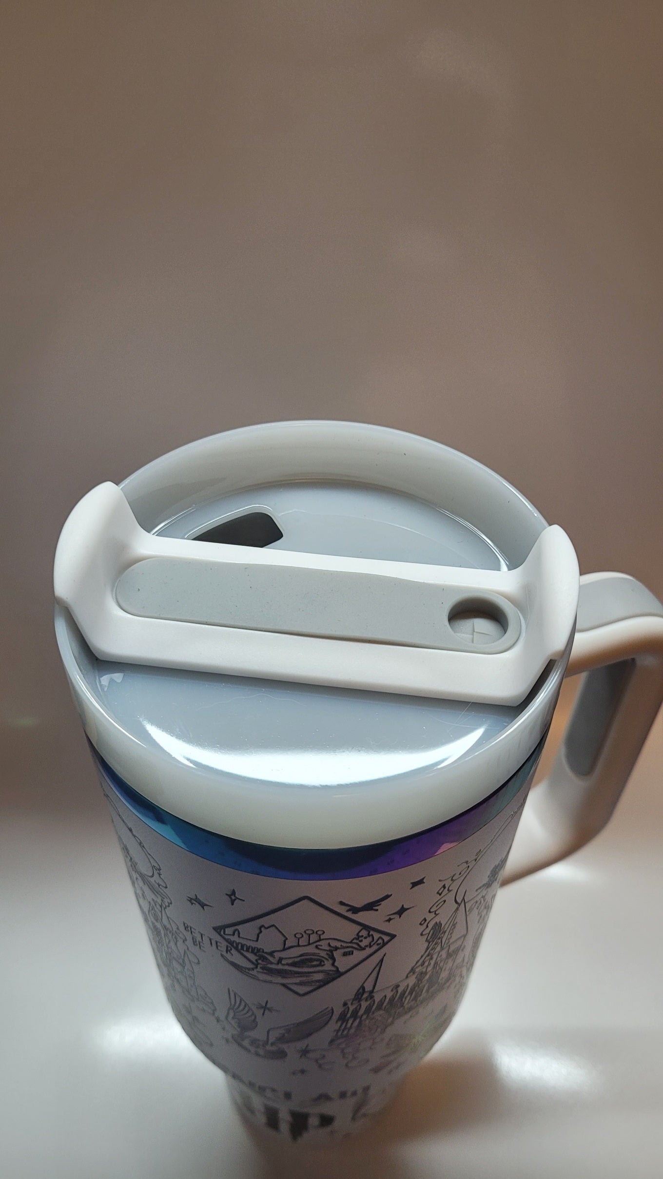 Mug with a white lid on a light background